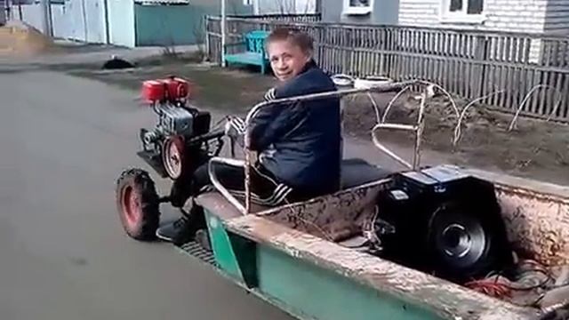 Парень на мотоблоке с сабвуфером)))) смотреть онлайн