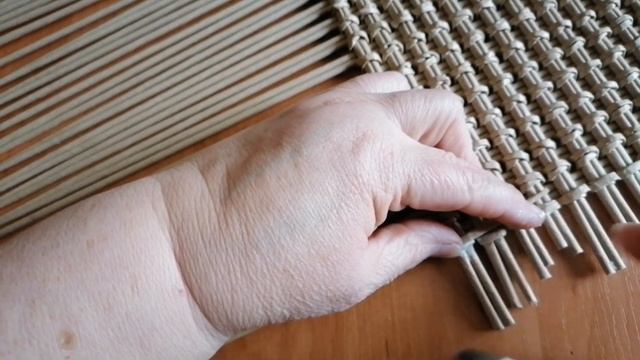 Я плету из газетных трубочек. Как закончить ряд в плетении салфетки крестиком. смотреть онлайн