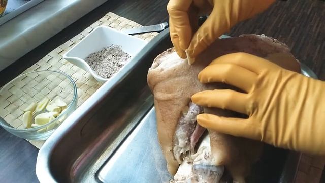 Свиная рулька в духовке!!) в пиве с румяной корочкой!! Нуу оочень!! Попробуем?) смотреть онлайн