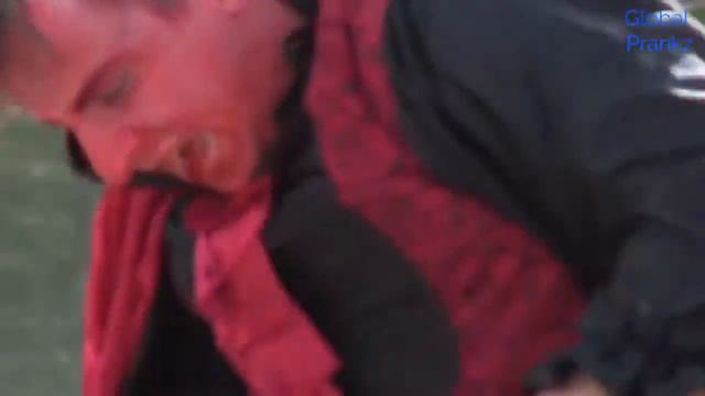 Пранк с быком сорвался | Бык затоптал шутника (Не слабонервным) смотреть онлайн