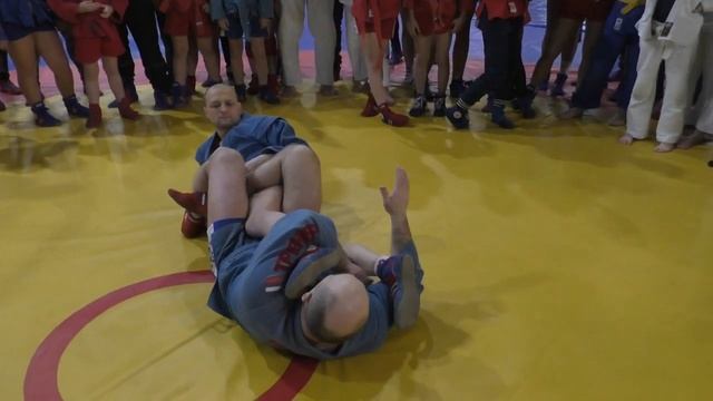 [Сергей Лоповок] Рычаг колена со стойки, когда противник выходит на живот смотреть онлайн