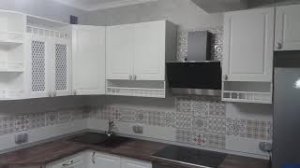 БЕЛАЯ УГЛОВАЯ КУХНЯ С КРАШЕННЫМИ ФАСАДАМИ. Кухни на заказ в Калининграде