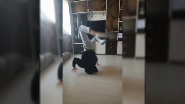 Учимся крутиться на голове✌ смотреть онлайн