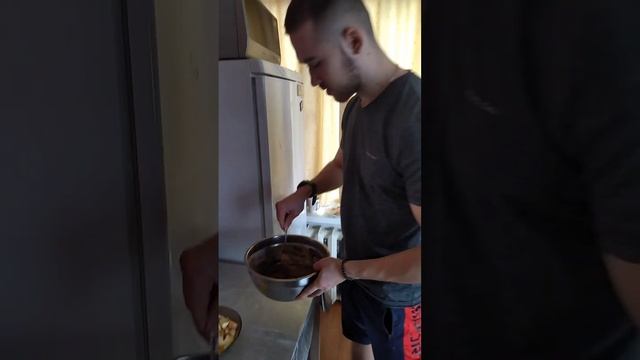 Пацанский рецепт шоколадного пирога с яблоками! Становимся кулинарами)