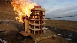 Горит многоэтажное здание из картона! | A tall cardboard building is on fire!