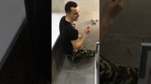 Как правильно повесить тумбу с раковиной в ванной ?