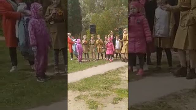 анс. "маленькая страна" поздравили ветерана ВОВ поют песню Катюша. смотреть онлайн