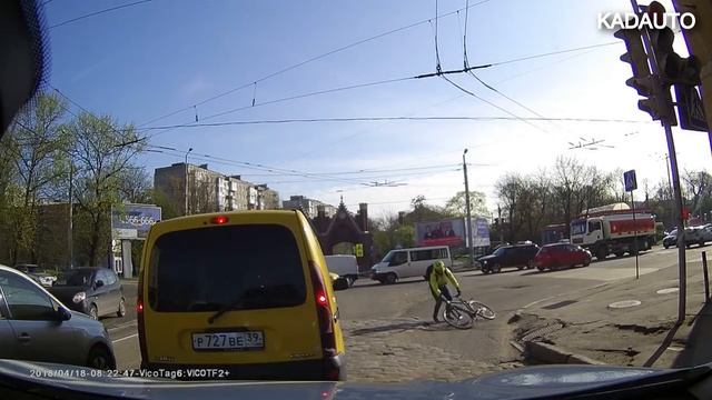 Велосипедист на ул. Суворова в Калининграде. 18.04.18 смотреть онлайн