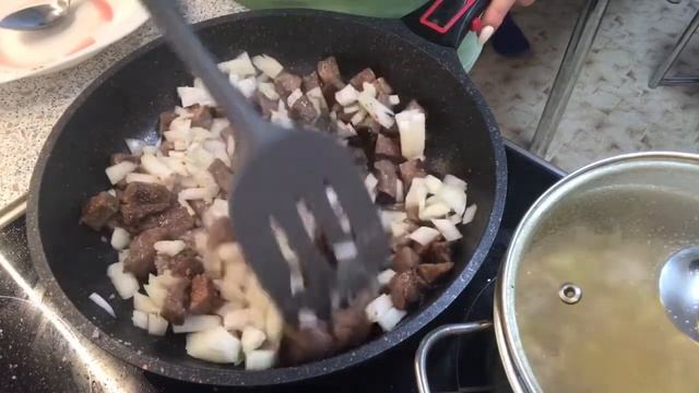 Гуляш из говядины и гречка на гарнир