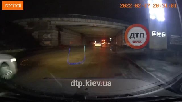 Как наши граждане показывают единство на дороге? достают пистолет. жулянский мост, Киев смотреть онлайн