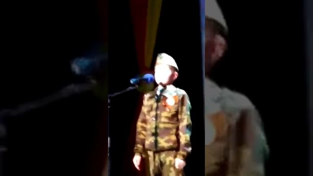 Стихотворение "В руке сжимая корку хлеба..." смотреть онлайн