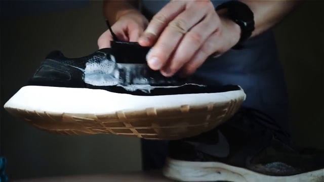 Как почистить кроссовки Nike Kaishi при помощи средства Solemate смотреть онлайн