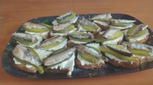 Закусочные бутерброды со шпротами.