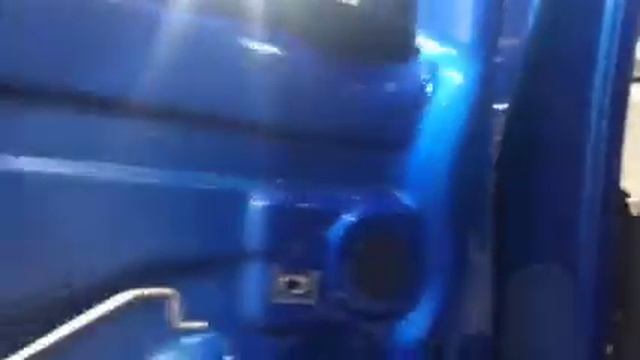 Сняв обшивку потолка и дверей в Рено Логан, приступили к процессу вибро-шумоизоляции смотреть онлайн