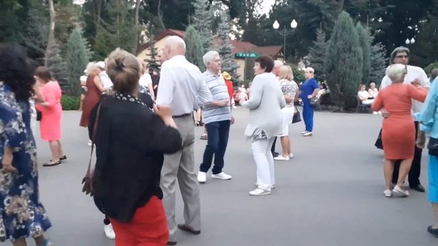 БУДУ УТРО КАЖДОЕ ЦВЕТЫ ДАРИТЬ! ПРЕКРАСНЫЕ МОМЕНТЫ ИЗ ПАРКА ГОРЬКОГО ХАРЬКОВ 2021 смотреть онлайн
