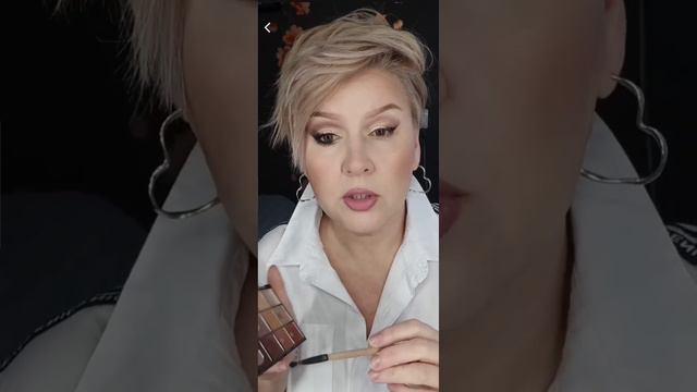 Трендовый макияж для нависшего века. Туториал. Растушаванная стрелка. смотреть онлайн