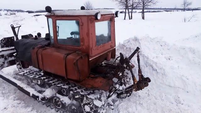 Чистим снег на ДТ 75 смотреть онлайн