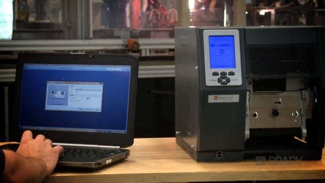 Испытание этикетки Brady с RFID-меткой на прочность смотреть онлайн