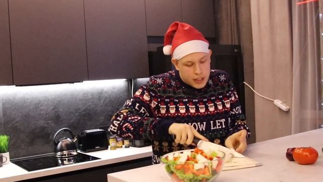 Готовим с Емелей: Приготовление новогоднего салата. смотреть онлайн