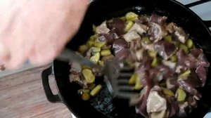 печень по охотничьи с солеными огурцами