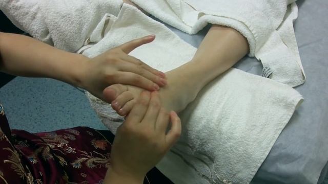 Точенчный массаж стоп. ЦКНМ Латимерия. смотреть онлайн