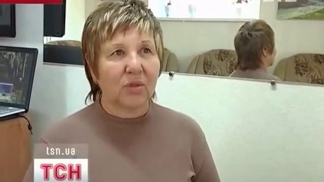Парикмахер-стилист стрижет с закрытыми глазами. смотреть онлайн