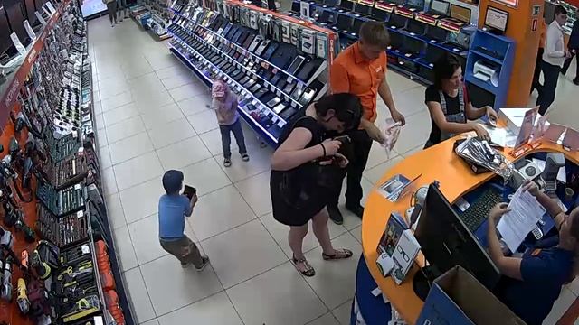 Мелкие тырят планшет в магазине. смотреть онлайн