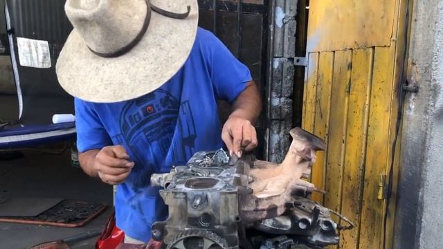 Cabeza de motor picada, la repáranos en casa смотреть онлайн