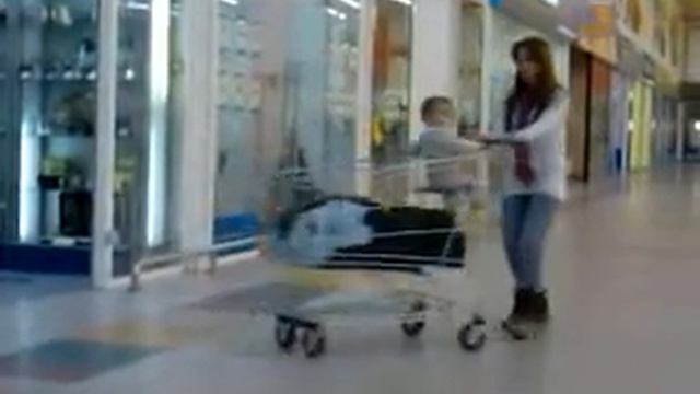 Скрытая камера. Танцы с тележкой