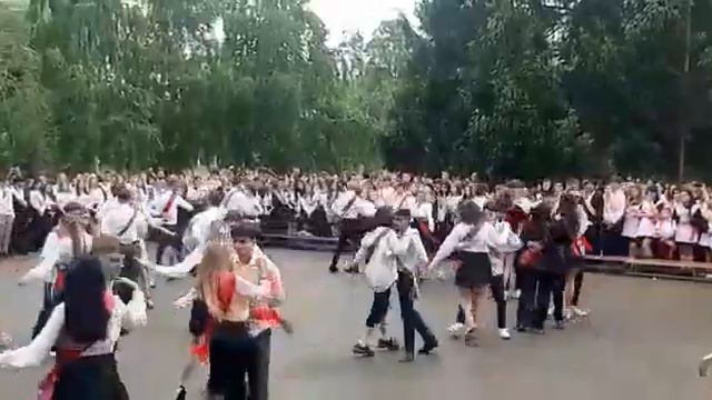 Дарина, последний звонок в школе 83. 23 мая 2023 года. смотреть онлайн