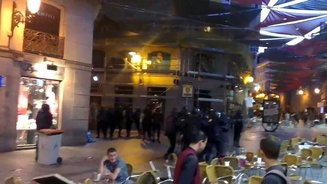 Madrid, protesto e violência em Puerto del Sol смотреть онлайн