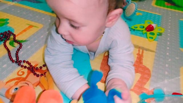 Учимся ползать, пока только по-пластунски получается #тройняшки #близнецы #ползают #играютдети смотреть онлайн