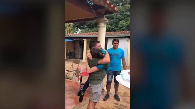 15 ЛЕТ РАЗЛУКИ! Самые трогательные встречи после долгой разлуки. Попробуй не заплакать. смотреть онлайн