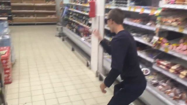 разбил бутылку в магазине смотреть онлайн