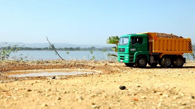 Грузовики возят песок на осеннем пляже смотреть онлайн