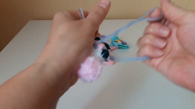 Как я вышиваю на шапочках - брошках. Видео 2