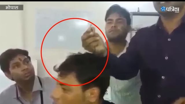 Bhopal: कान में Micro Bluetooth लगाकर कर रहा था नक़ल - दिल्ली में बैठा शख्स बता रहा था उत्तर смотреть онлайн