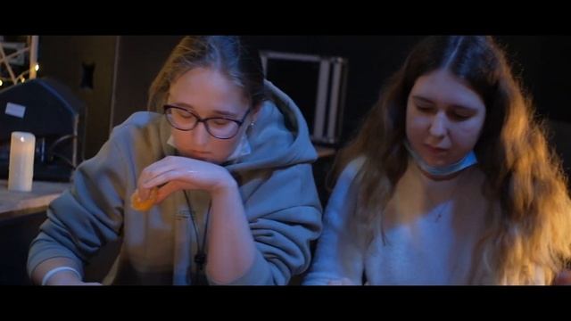 Рождественская молодежная вечеринка смотреть онлайн