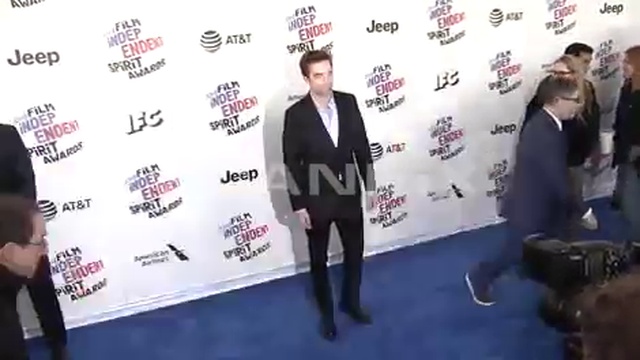 Robert Pattinson arrives at 2018 Film Independent Spirit Awards смотреть онлайн