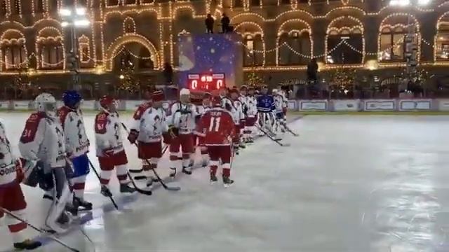 Дедушка Володя после сгорбленной на полусогнутых ногах ходьбы в Париже продолжает вселять сдержанны смотреть онлайн