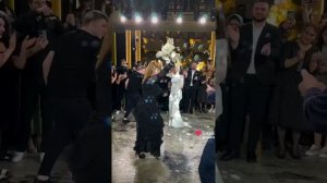 Девушка офигенно танцует на свадьбе 🔥😂