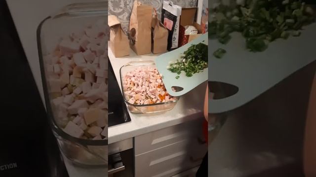 Дочка помогает готовить Оливье смотреть онлайн