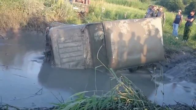 Перевернули УАЗ смотреть онлайн