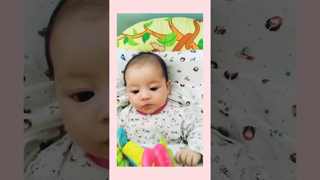 Дочка пытается пососать свои губки перед кормлением (3 месяца) смотреть онлайн