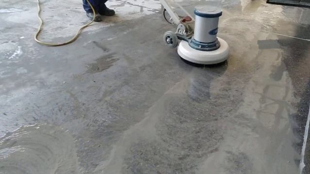 мойка бетонного пола щетками