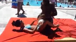 Надо было без трусов девушке стоять.