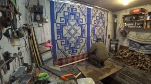 Самодельная шторка в гараж из сссровских одеял с механизмом автоскручивания.