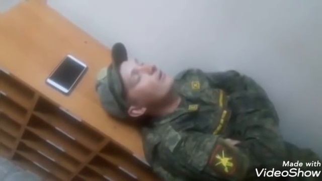 Дневальный спит на посту.mp4 смотреть онлайн