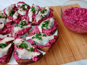 Закусочные Бутерброды с Селёдкой и Свёклой. Ну очень вкусно! Универсальная закуска с селёдкой.