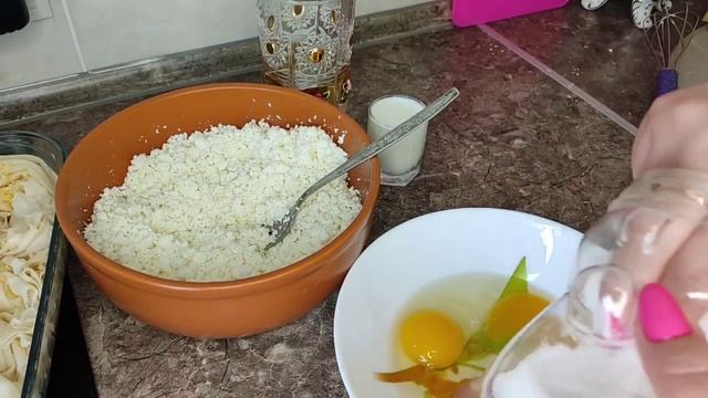 Пироги с чесноком и пармезаном